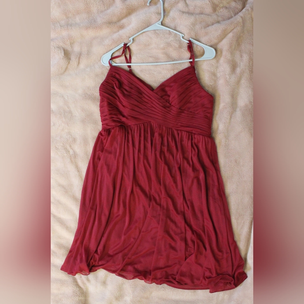 NWOT Burgundy/Wine Pleated V-Neck Mesh Knee Length dress